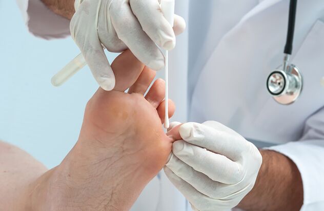 Der Doktor verarbeitet den Flyer des Patienten