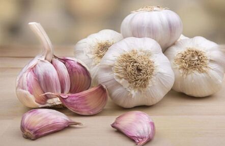 Wie und wie man den Pilz auf den Beinennägeln behandelt